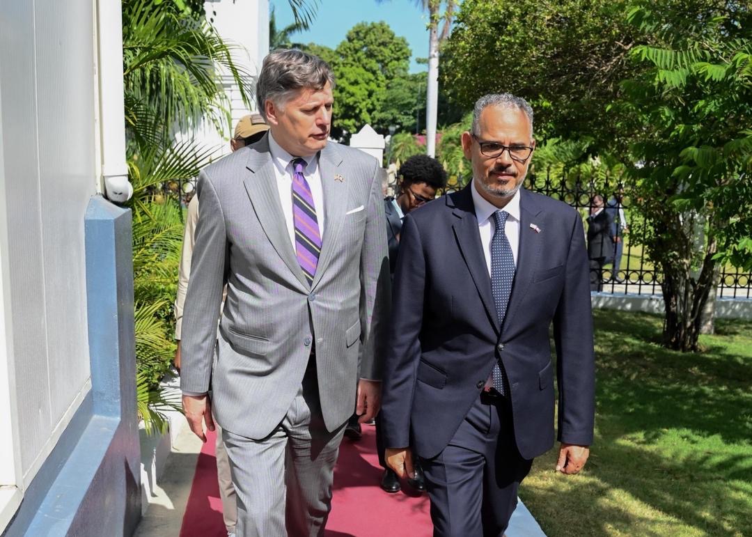 Palais national : Christopher Landau et Alix Didier Fils-Aimé, un même message de fermeté pour sécuriser Haïti 16 Le Premier ministre haïtien Alix Didier Fils-Aimé et le Vice-secrétaire d’État américain Christopher Landau marchent côte à côte au Palais National lors d’une rencontre officielle sur la sécurité et la coopération entre Haïti et les États-Unis.