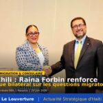 La ministre haïtienne des Affaires étrangères Raina Forbin échange avec le ministre chilien des Relations extérieures José Francisco Pérez Mackenna lors d’une réunion diplomatique à Panama.