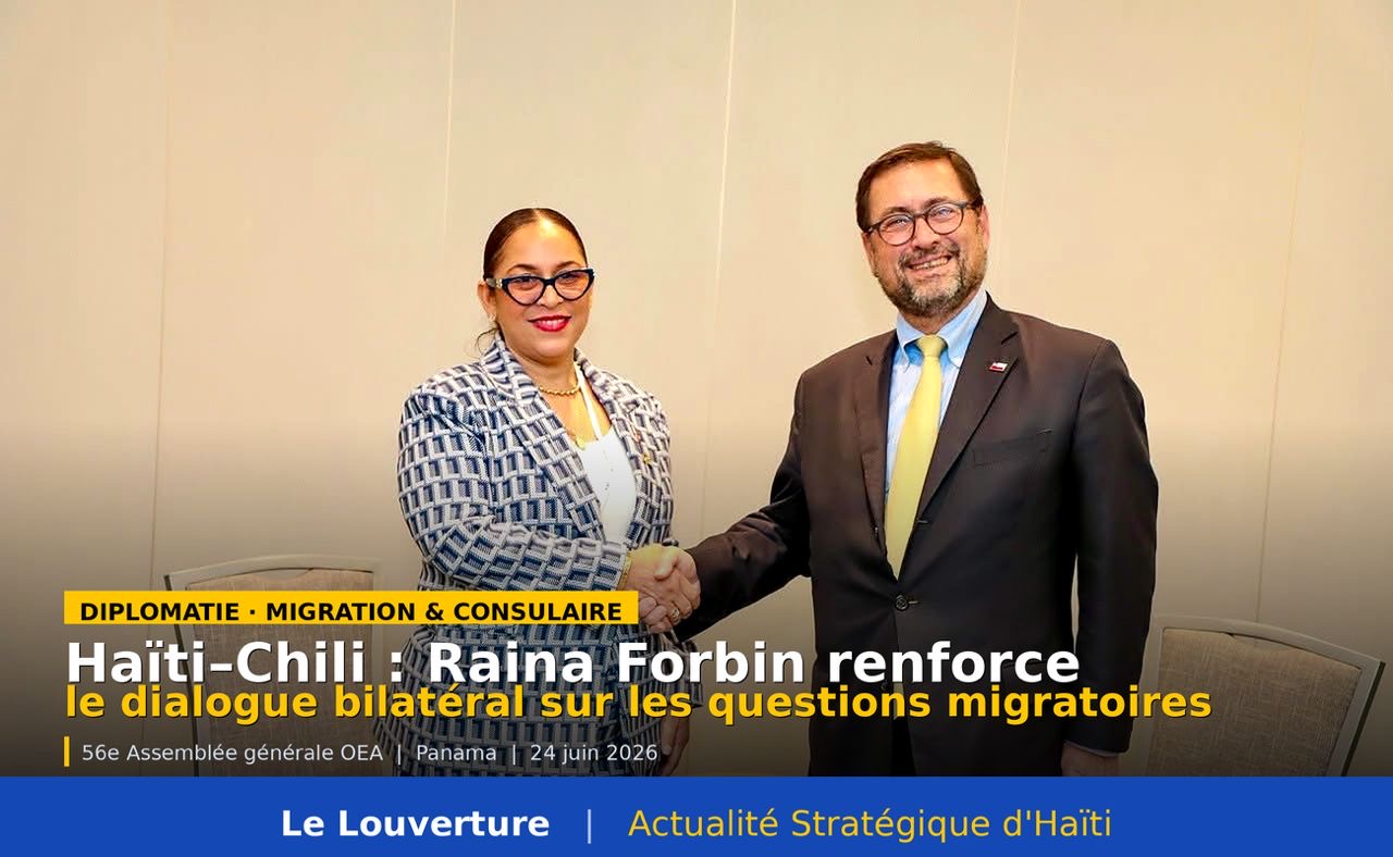 La ministre haïtienne des Affaires étrangères Raina Forbin échange avec le ministre chilien des Relations extérieures José Francisco Pérez Mackenna lors d’une réunion diplomatique à Panama.