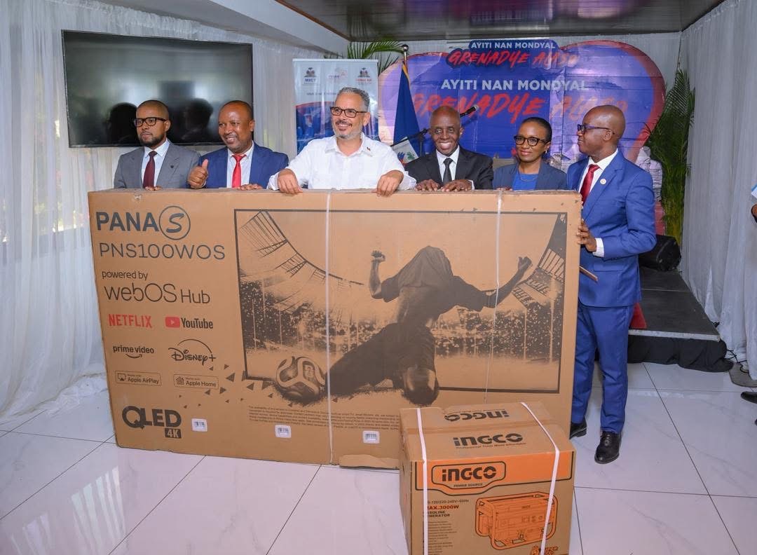 Le gouvernement déploie « Ayiti nan Mondial » pour faire vibrer les collectivités au rythme des Grenadiers. 39 Remise des kits audiovisuels Ayiti nan Mondial par le Premier ministre Alix Didier Fils-Aimé.