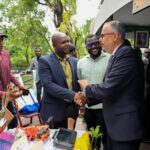 Échanges entre le Premier ministre et des exposants lors de la foire environnementale au Karibe Convention Center.