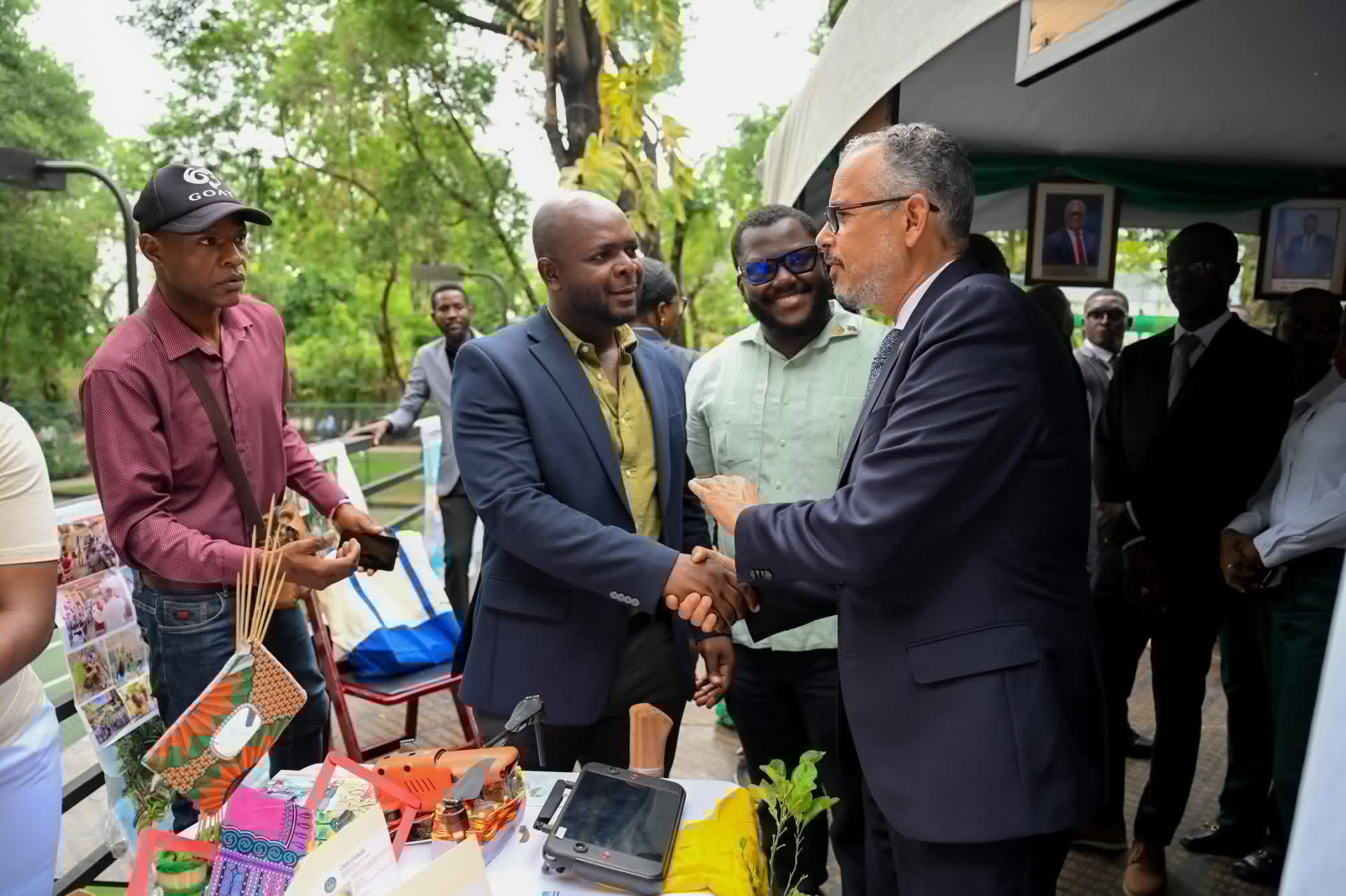 Journée mondiale de l’environnement : le Premier ministre en visite à la foire-exposition du Karibe 35 Échanges entre le Premier ministre et des exposants lors de la foire environnementale au Karibe Convention Center.