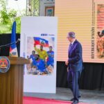 Le Premier ministre présente un timbre-poste commémoratif en hommage à la qualification de la sélection haïtienne de football pour la Coupe du Monde 2026 lors d’une cérémonie officielle à Port-au-Prince.