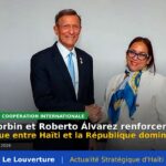 La ministre haïtienne des Affaires étrangères Raina Forbin échange avec son homologue dominicain Roberto Álvarez lors d’une réunion diplomatique à Panama.