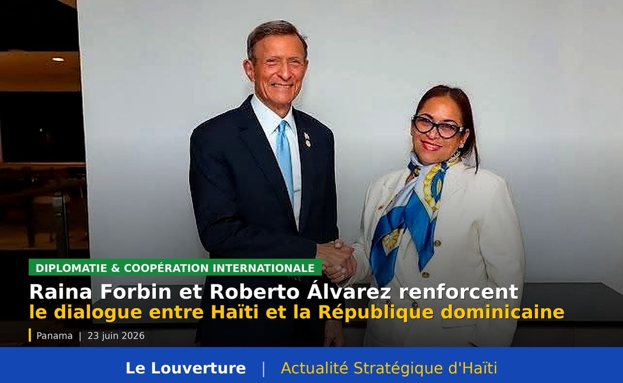La ministre haïtienne des Affaires étrangères Raina Forbin échange avec son homologue dominicain Roberto Álvarez lors d’une réunion diplomatique à Panama.