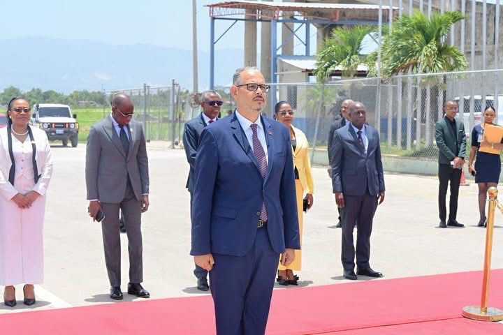 Le Premier ministre Alix Didier Fils-Aimé à son départ pour Sainte-Lucie afin de participer au Sommet des chefs d’État et de gouvernement de la CARICOM.