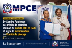 Dr Sandra Paulemon signe le mémorandum du Comité de pilotage lors de la première réunion du Comité PBF en Haïti.