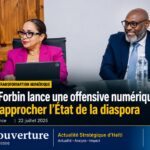 Raina Forbin en réunion avec des responsables autour d'un écran montrant une carte des États-Unis et des services numériques.