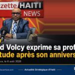 Assad Volcy, PDG de Gazette Haïti News, prenant la parole lors de la célébration de son anniversaire le 4 août 2026, entouré de dignitaires, d'autorités locales et de proches, dans une salle décorée aux couleurs du département des Nippes.