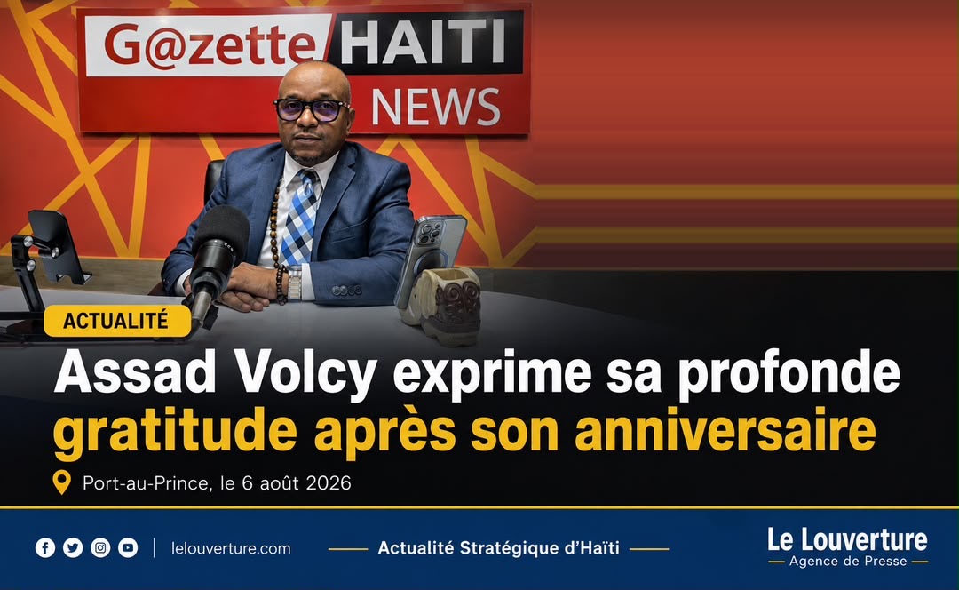 Assad Volcy, PDG de Gazette Haïti News, prenant la parole lors de la célébration de son anniversaire le 4 août 2026, entouré de dignitaires, d'autorités locales et de proches, dans une salle décorée aux couleurs du département des Nippes.