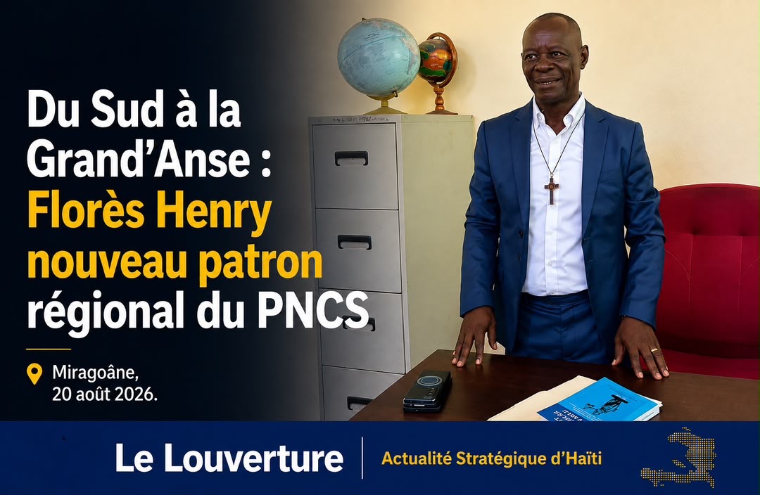 Homme en costume, debout devant un pupitre, s'adressant à un auditoire lors d'une cérémonie officielle dans une salle de la Délégation des Nippes.