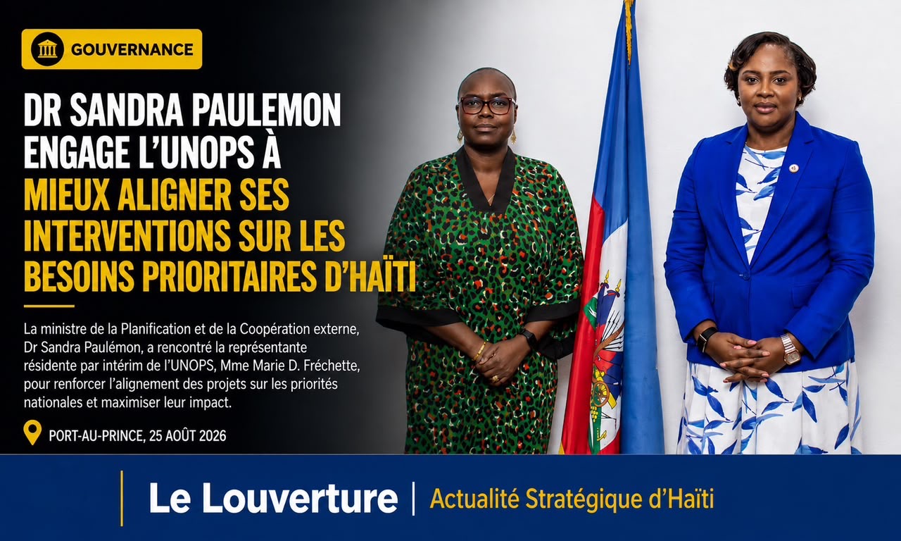 La ministre Sandra Paulemon serrant la main de la directrice pays de l'UNOPS, Mme Dabagai Dabagai, lors de leur rencontre au MPCE à Port-au-Prince.