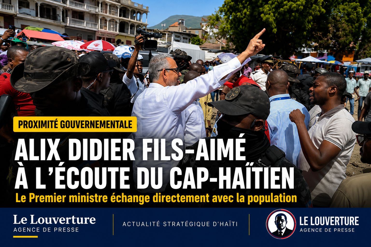 Le Premier ministre Alix Didier Fils-Aimé serre des mains et salue la foule rassemblée dans une rue animée du Cap-Haïtien, entouré de gardes du corps et de citoyens souriants.