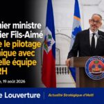 Premier ministre Alix Didier Fils-Aimé remettant un document symbolique au nouveau Gouverneur de la BRH, Ronald Gabriel, lors de la cérémonie d'installation au CCDAAA.