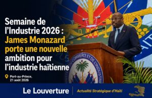 Homme en costume bleu, debout devant un pupitre arborant le logo du MCI, s'exprimant lors d'une conférence de presse.