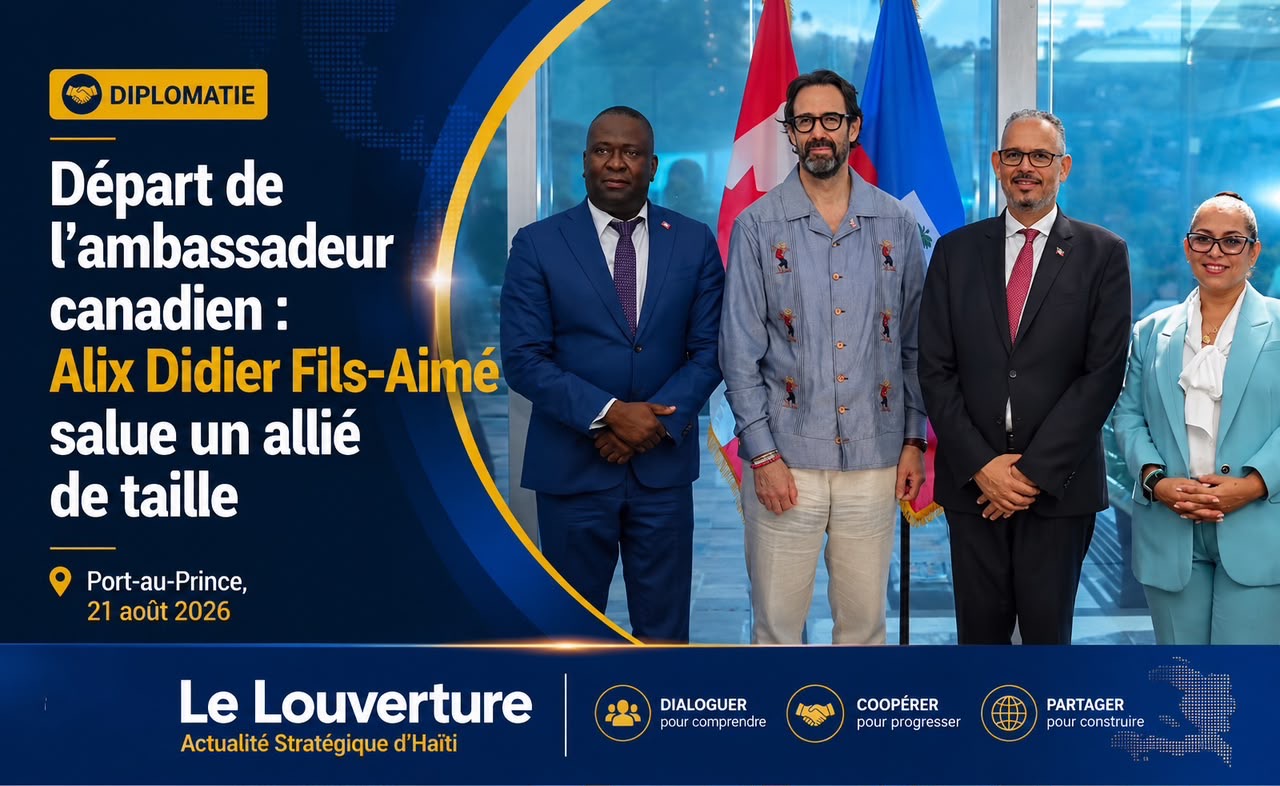 Hommes en costume officiel, se serrant la main lors d'une réception diplomatique, entourés de membres du gouvernement et de diplomates.