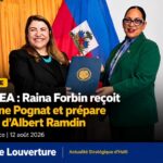 Raina Forbin et Catherine Pognat serrant la main autour d'une table avec le drapeau haïtien et celui de l'OEA en arrière-plan.