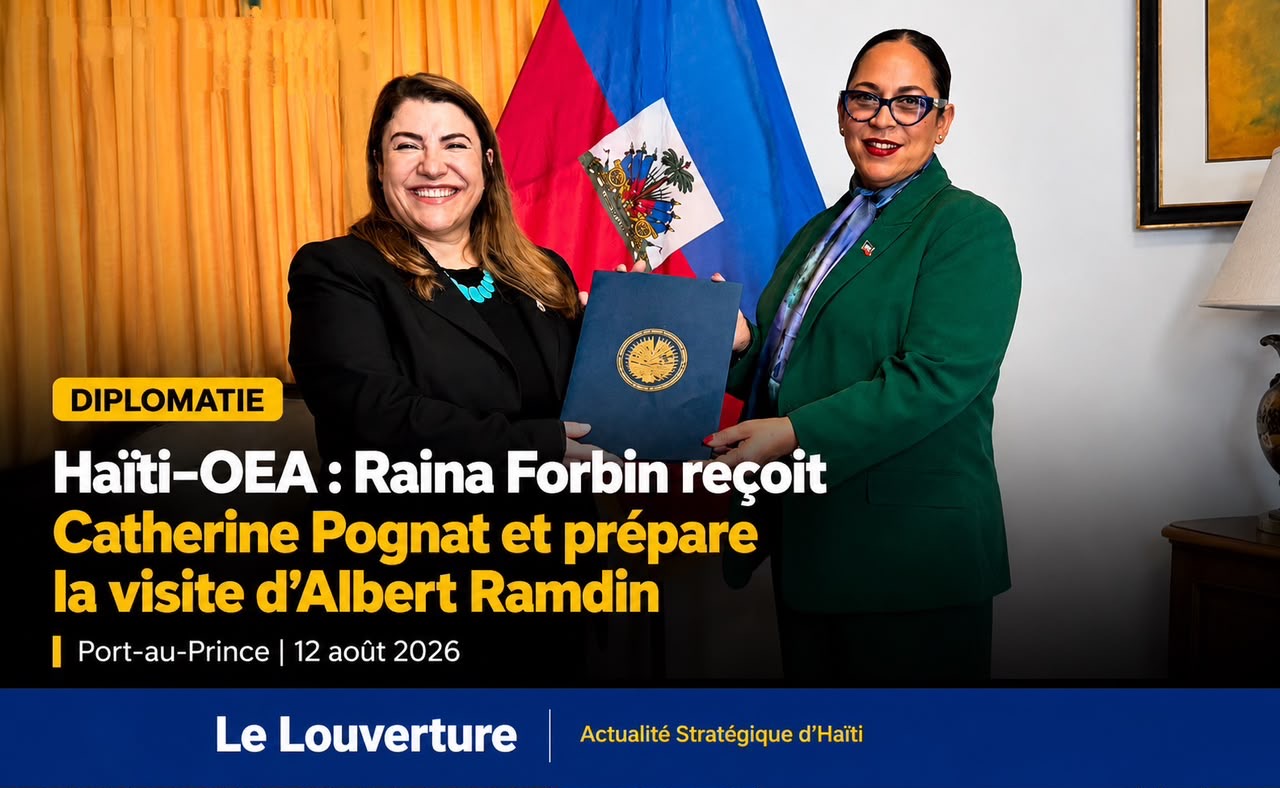 Raina Forbin et Catherine Pognat serrant la main autour d'une table avec le drapeau haïtien et celui de l'OEA en arrière-plan.