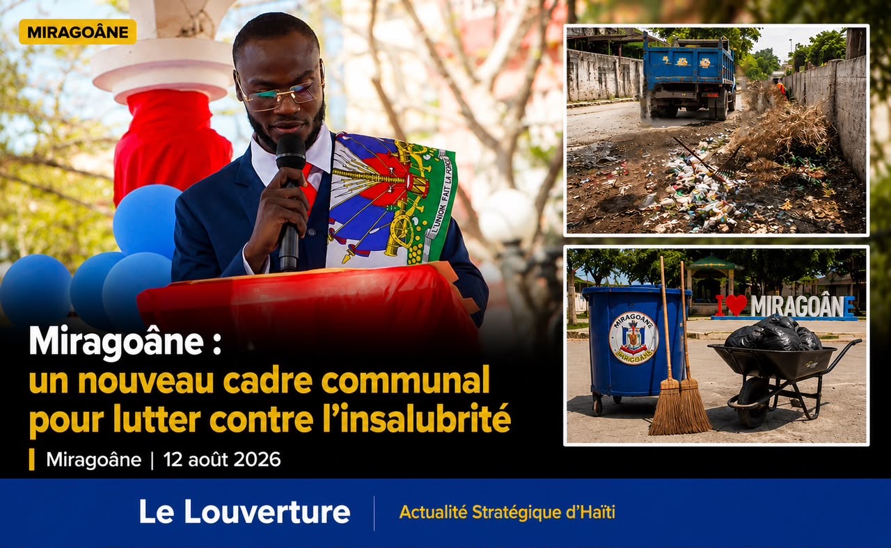 Éboueurs en gilet jaune chargeant des sacs-poubelles dans un camion-benne dans une rue de Miragoâne, devant un bâtiment municipal.