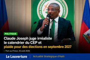 . Homme en costume, assis dans un studio radio, micro-casque sur les oreilles, s'exprimant avec conviction devant un pupitre.