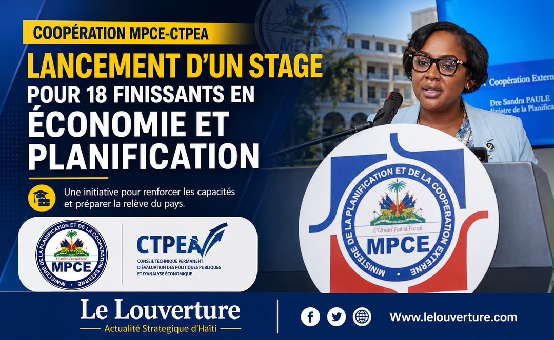 La ministre Sandra Paulemon entourée des dix-huit stagiaires finissants du CTPEA lors de la cérémonie de lancement du programme au MPCE à Port-au-Prince.