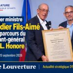 Le Premier ministre Alix Didier Fils-Aimé remettant une plaque honorifique au Lieutenant-général Russel L. Honore.