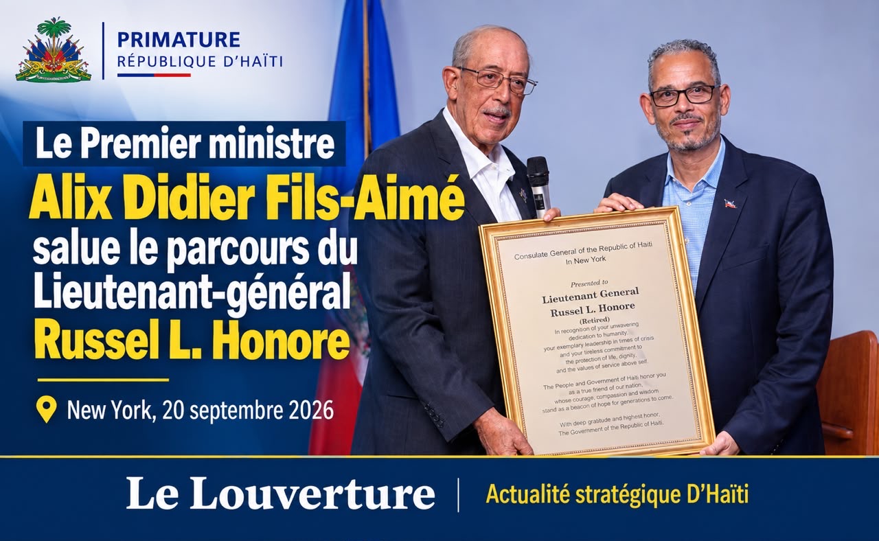 Le Premier ministre Alix Didier Fils-Aimé remettant une plaque honorifique au Lieutenant-général Russel L. Honore.