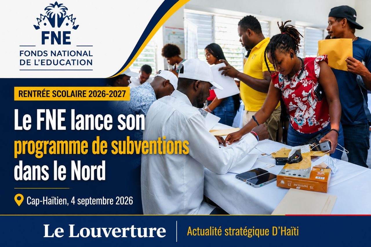 Des parents déposent leurs demandes dans le cadre du programme de subventions scolaires du FNE à l’École nationale Félix Box, au Cap-Haïtien.