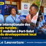 Des représentants du MPCE accueillent des visiteurs à leur stand lors de la Journée internationale des femmes rurales à Port-Salut.