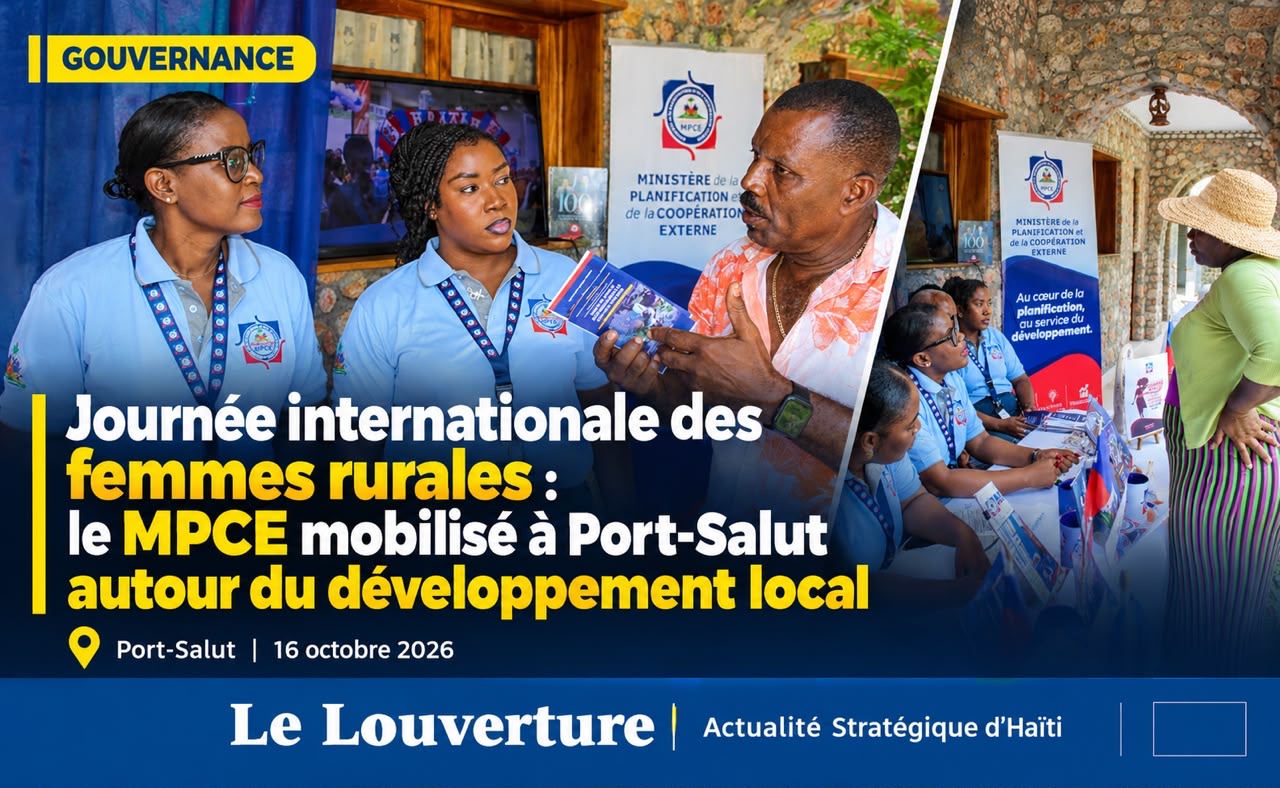 Des représentants du MPCE accueillent des visiteurs à leur stand lors de la Journée internationale des femmes rurales à Port-Salut.